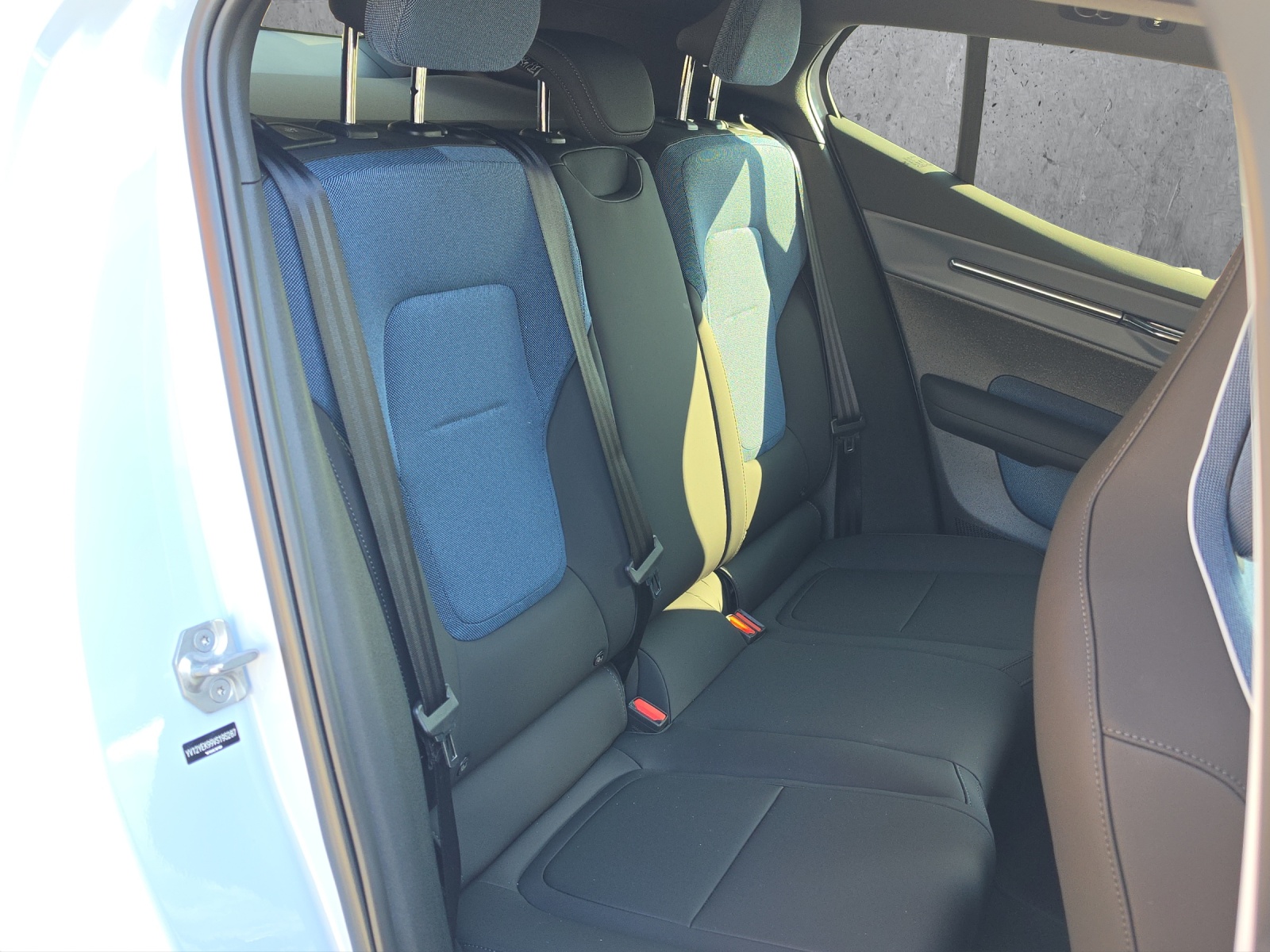 VOLVO EX30 Cross Country P8 69 kWh AWD Plus-image-14