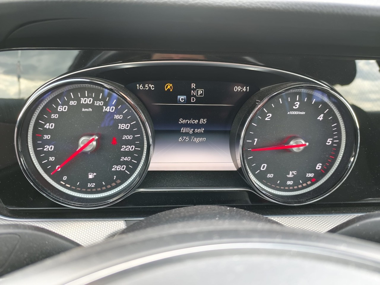 MERCEDES-BENZ E 220 d 4Matic 9G-Tronic-image-17