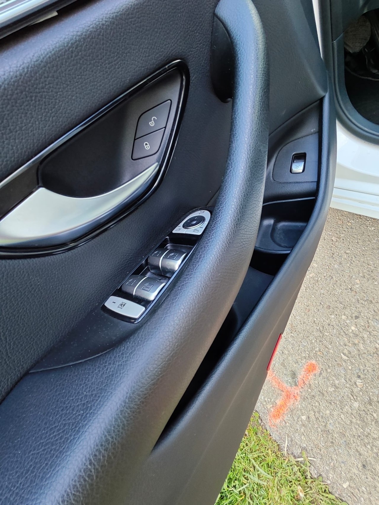 MERCEDES-BENZ E 220 d 4Matic 9G-Tronic-image-22
