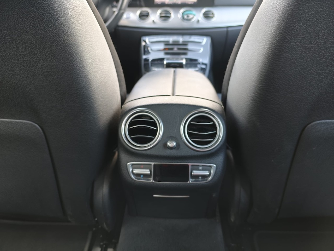MERCEDES-BENZ E 220 d 4Matic 9G-Tronic-image-23