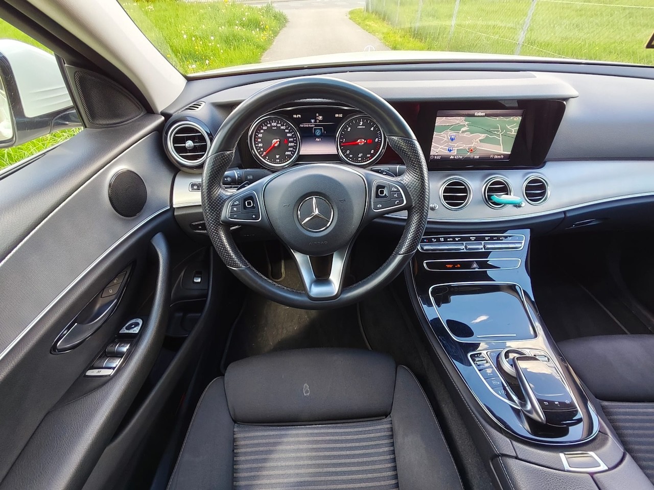MERCEDES-BENZ E 220 d 4Matic 9G-Tronic-image-14