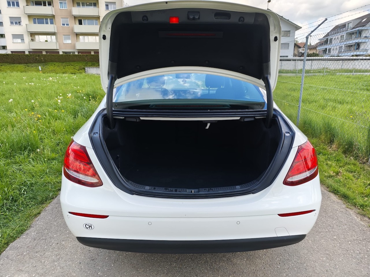 MERCEDES-BENZ E 220 d 4Matic 9G-Tronic-image-9