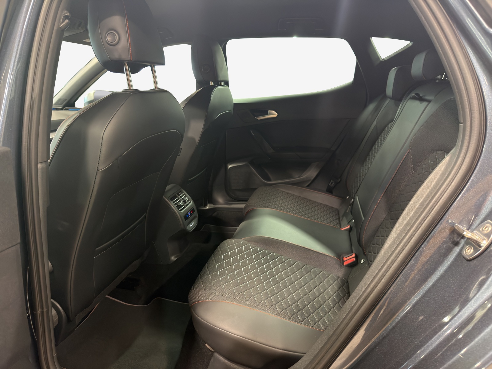 SEAT Leon 1.5 eHybrid pHEV DSG FR-image-11
