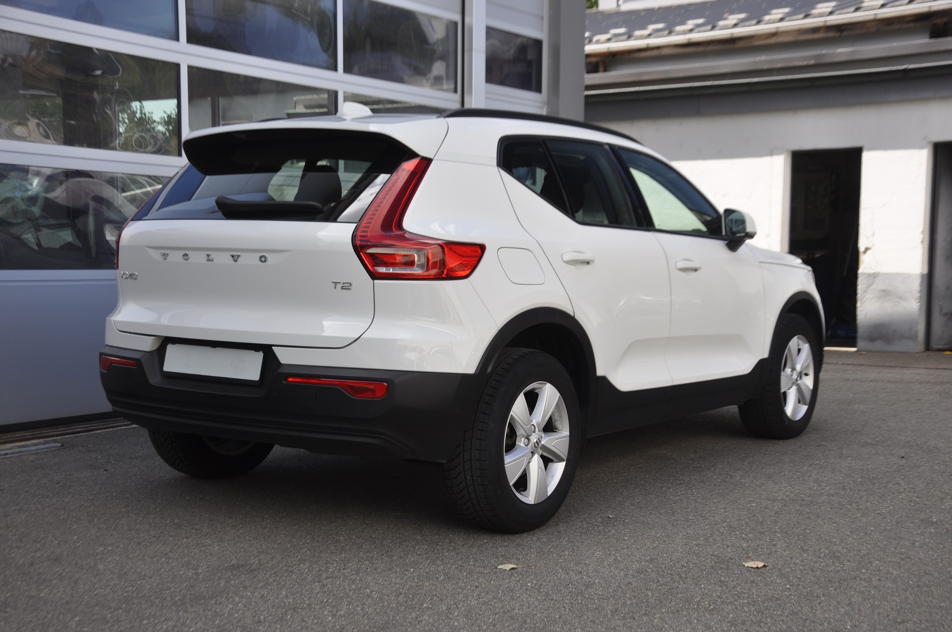 VOLVO XC40 T2 Momentum Light Geartronic-image-2