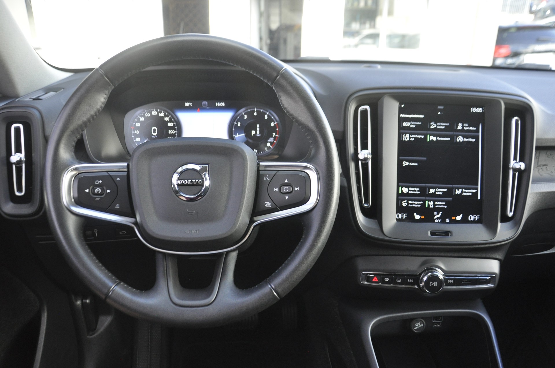 VOLVO XC40 T2 Momentum Light Geartronic-image-8