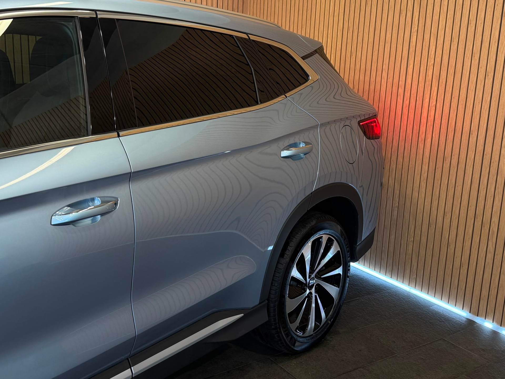 BYD Seal U DM-i Design AWD *Tian Qing*-image-3