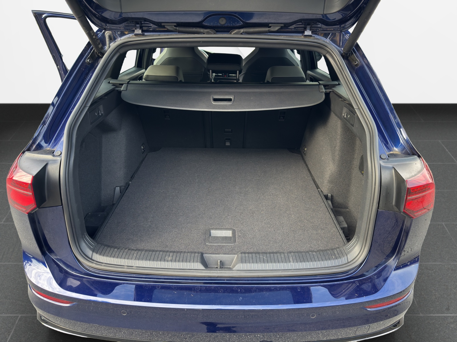 VW Golf Variant 2.0 TDI R-Line DSG 4Motion-image-15