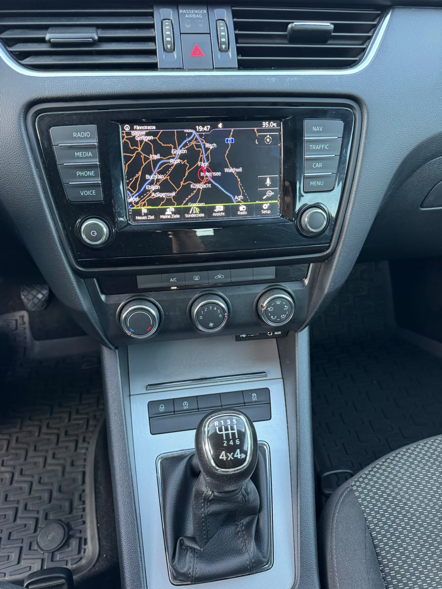 SKODA Octavia Combi 1.6 TDI Style 4x4-image-13