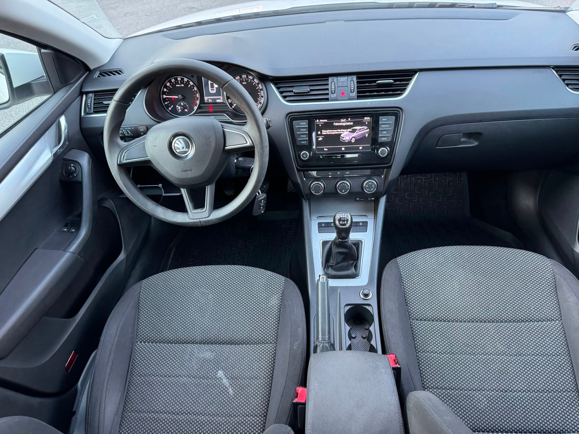 SKODA Octavia Combi 1.6 TDI Style 4x4-image-9