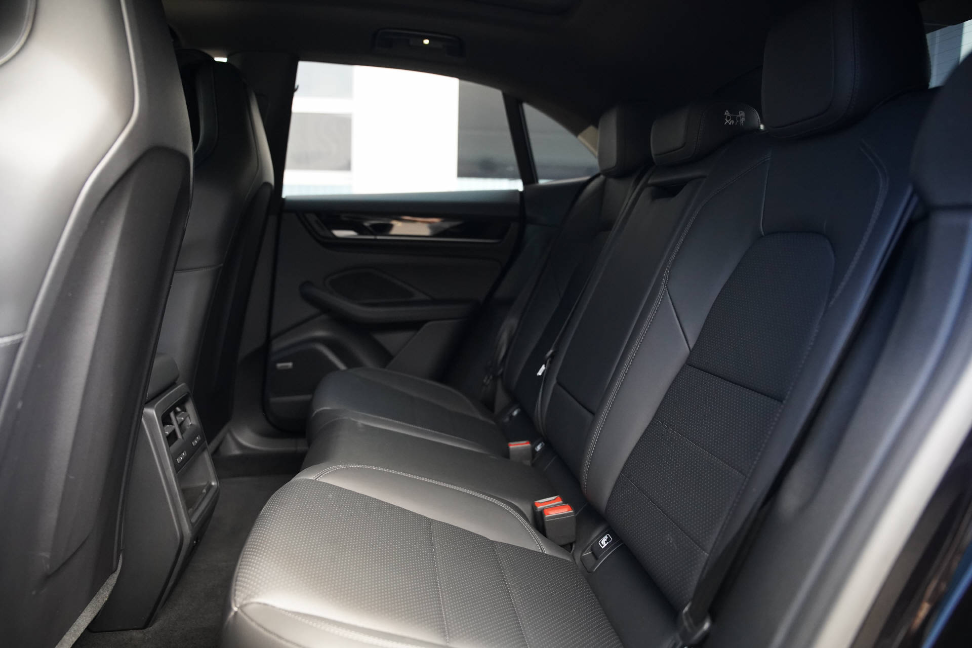 PORSCHE Macan 4S-image-10