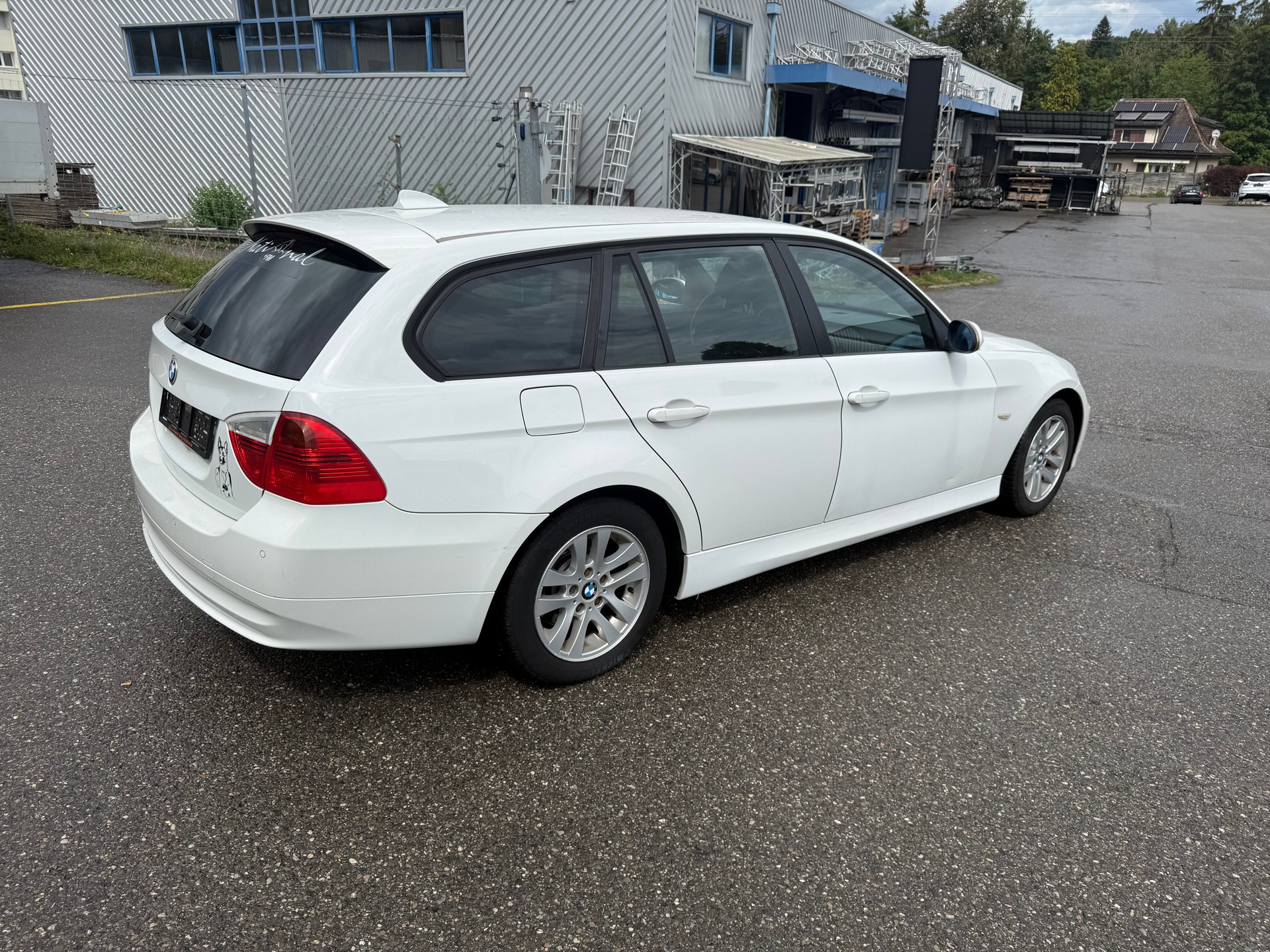 BMW 320i Touring-image-3