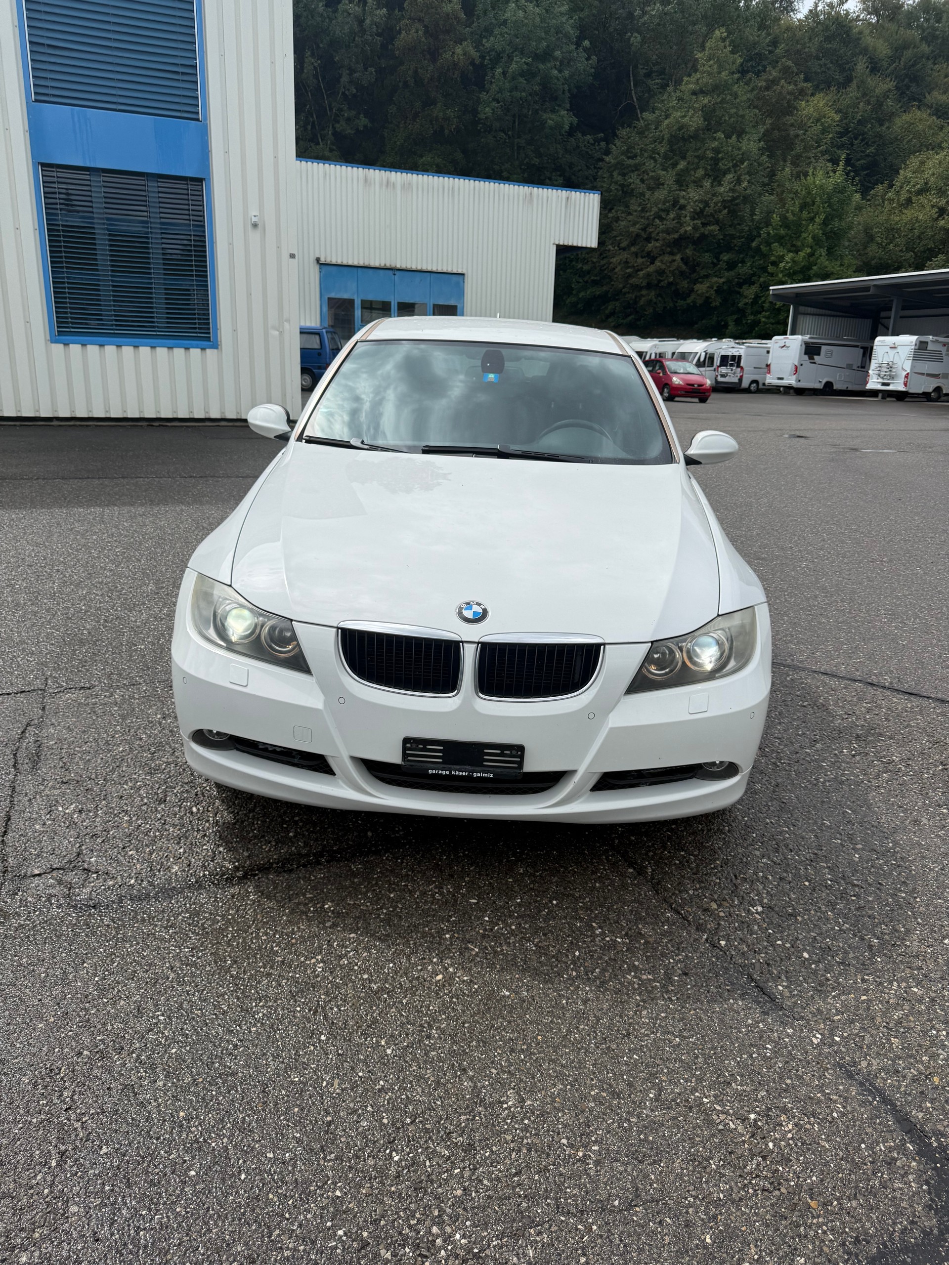 BMW 320i Touring-image-1