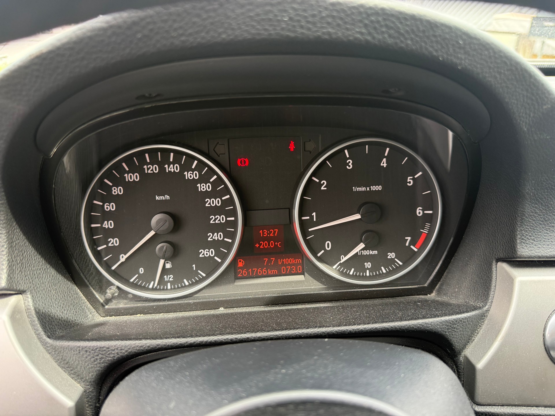 BMW 320i Touring-image-10