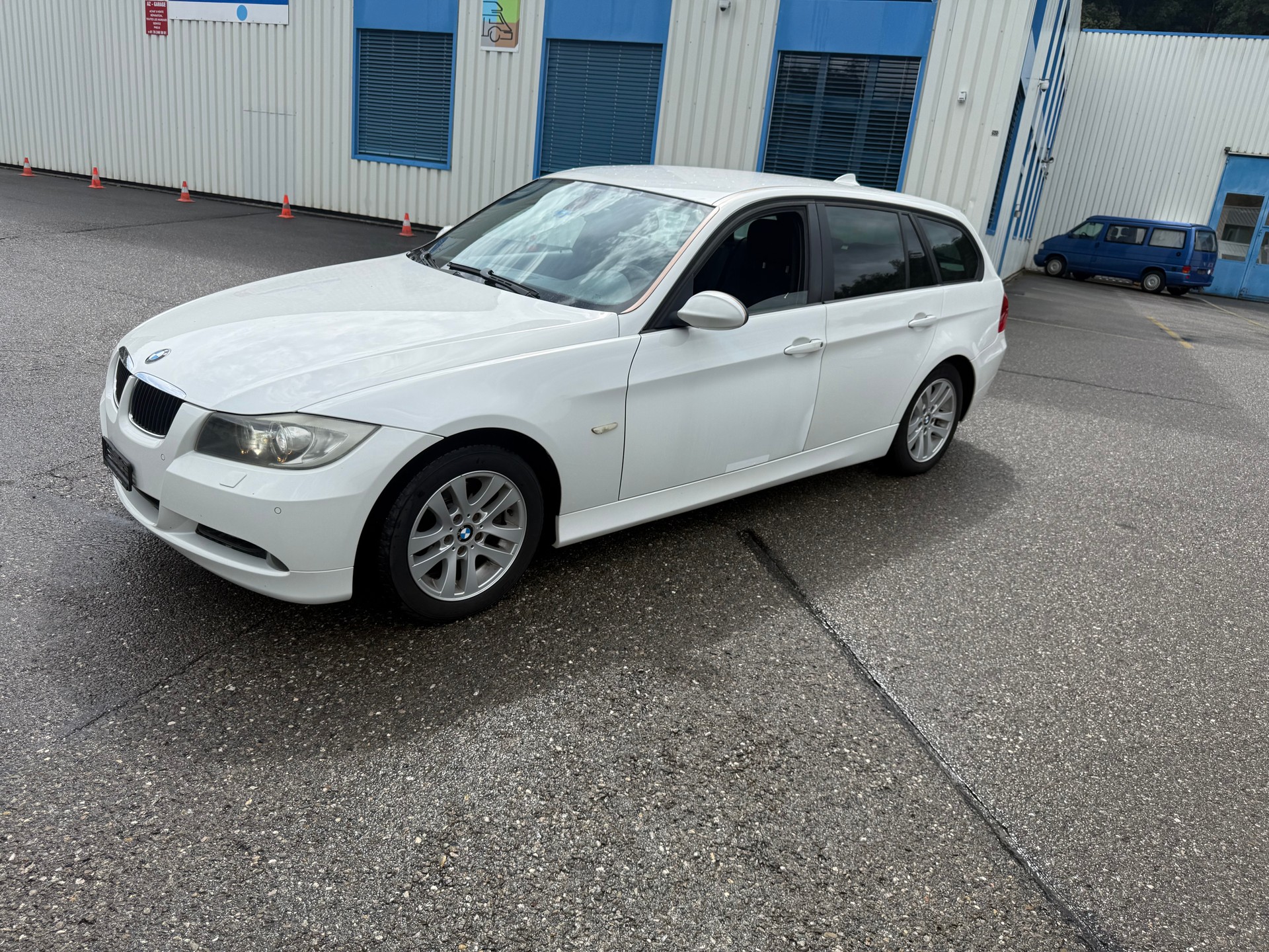 BMW 320i Touring-image-0