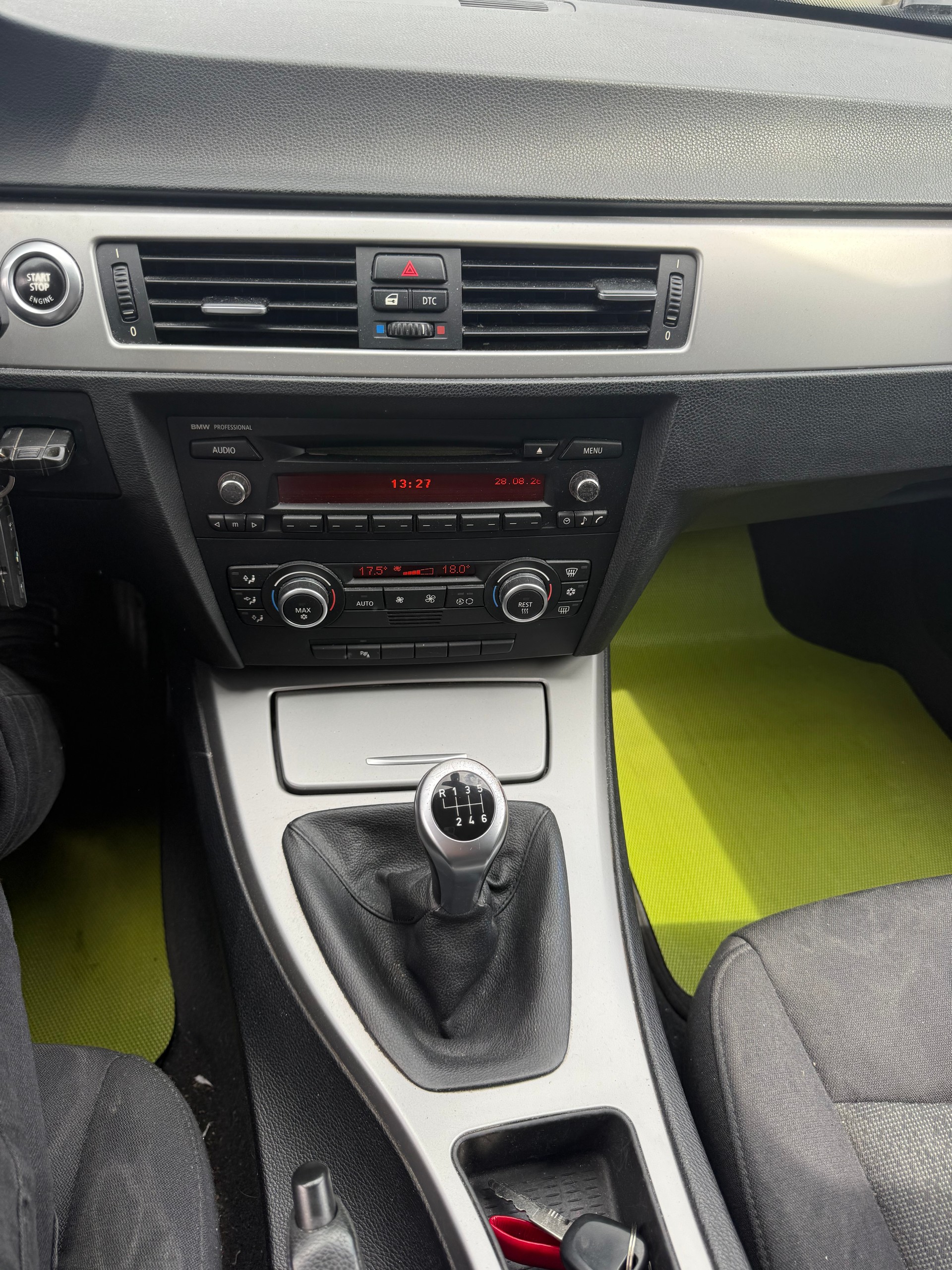 BMW 320i Touring-image-9