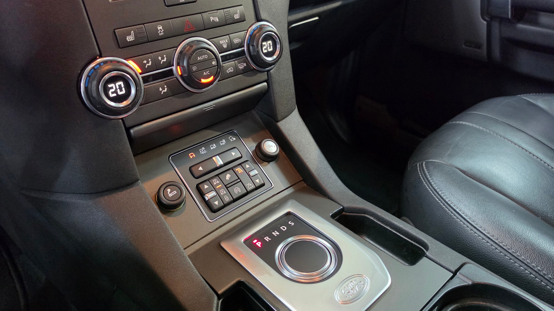 LAND ROVER Discovery 3.0 SDV6 HSE Automatic-image-28