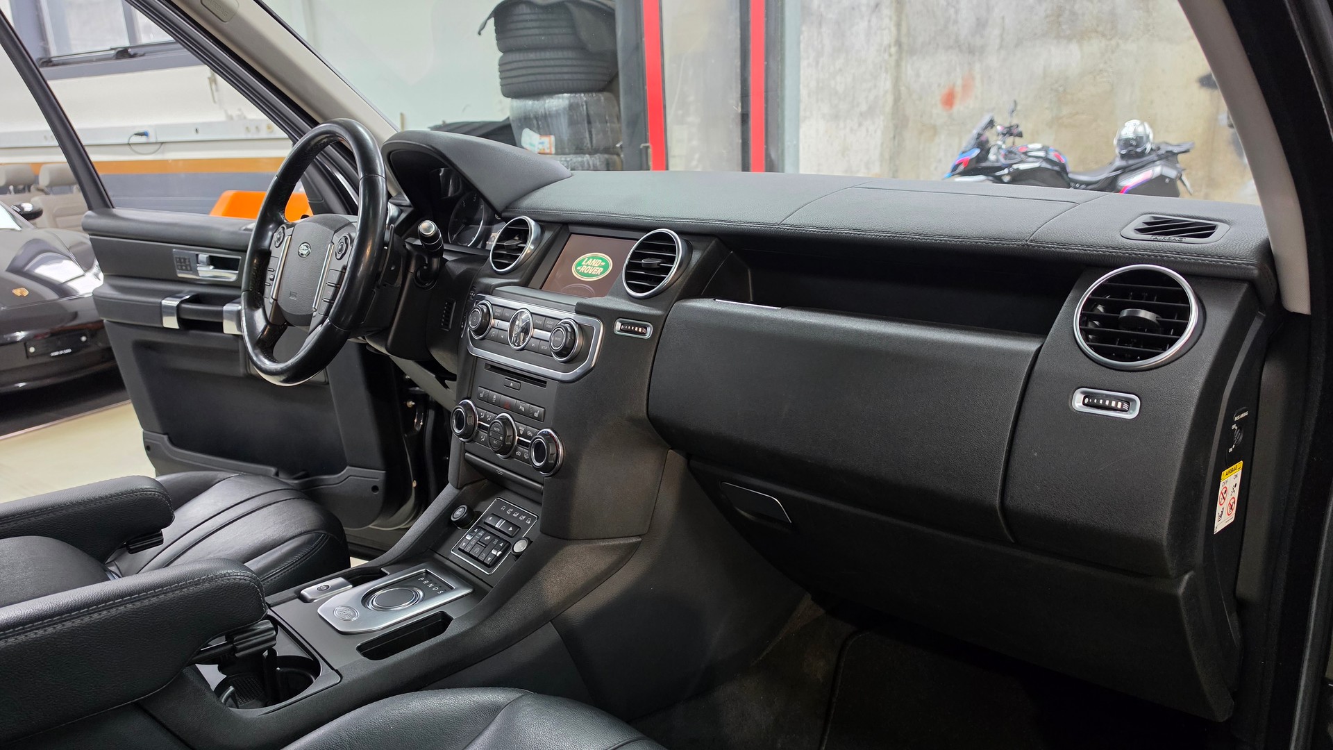 LAND ROVER Discovery 3.0 SDV6 HSE Automatic-image-23