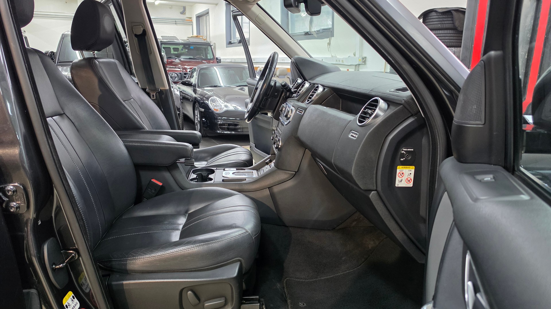LAND ROVER Discovery 3.0 SDV6 HSE Automatic-image-24