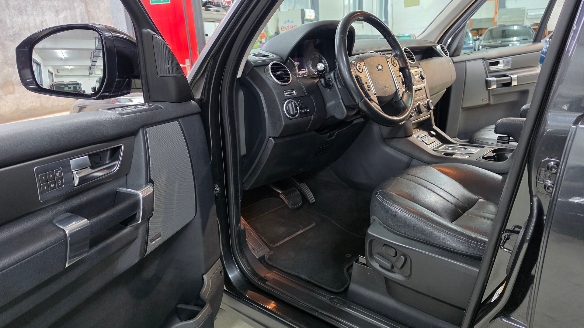 LAND ROVER Discovery 3.0 SDV6 HSE Automatic-image-19