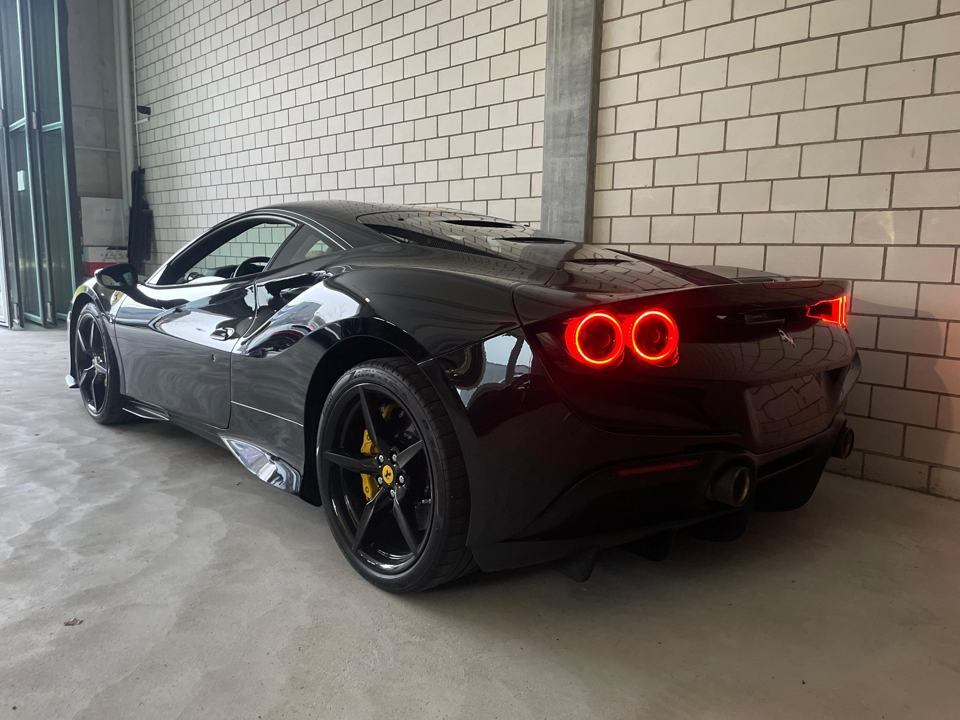 FERRARI F8 Tributo-showroom-element-2