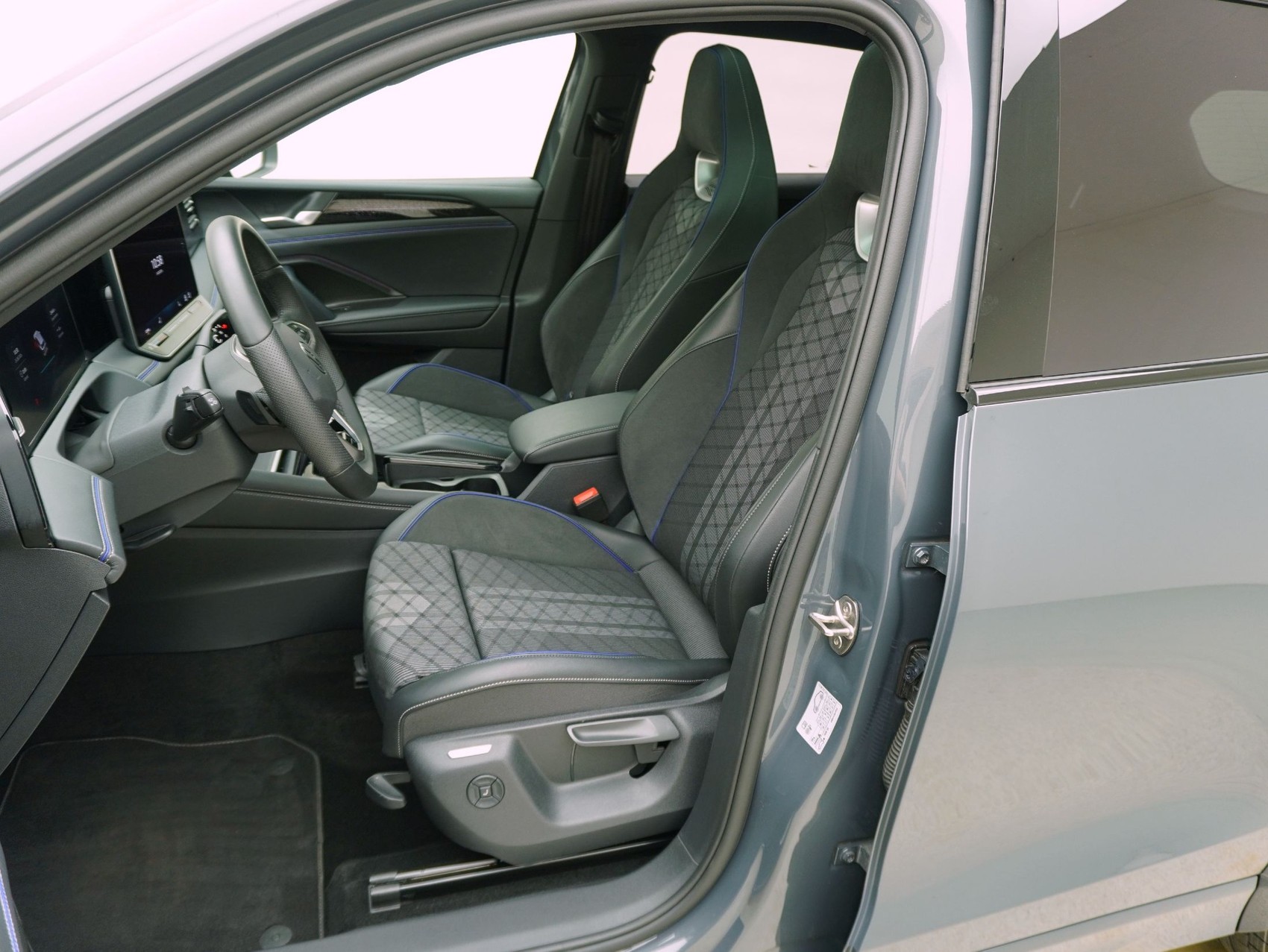 VW Tiguan 2.0 TSI DSG R-Line Black Style 4Motion **VW Werksgarantie bis 11/2030**-image-9