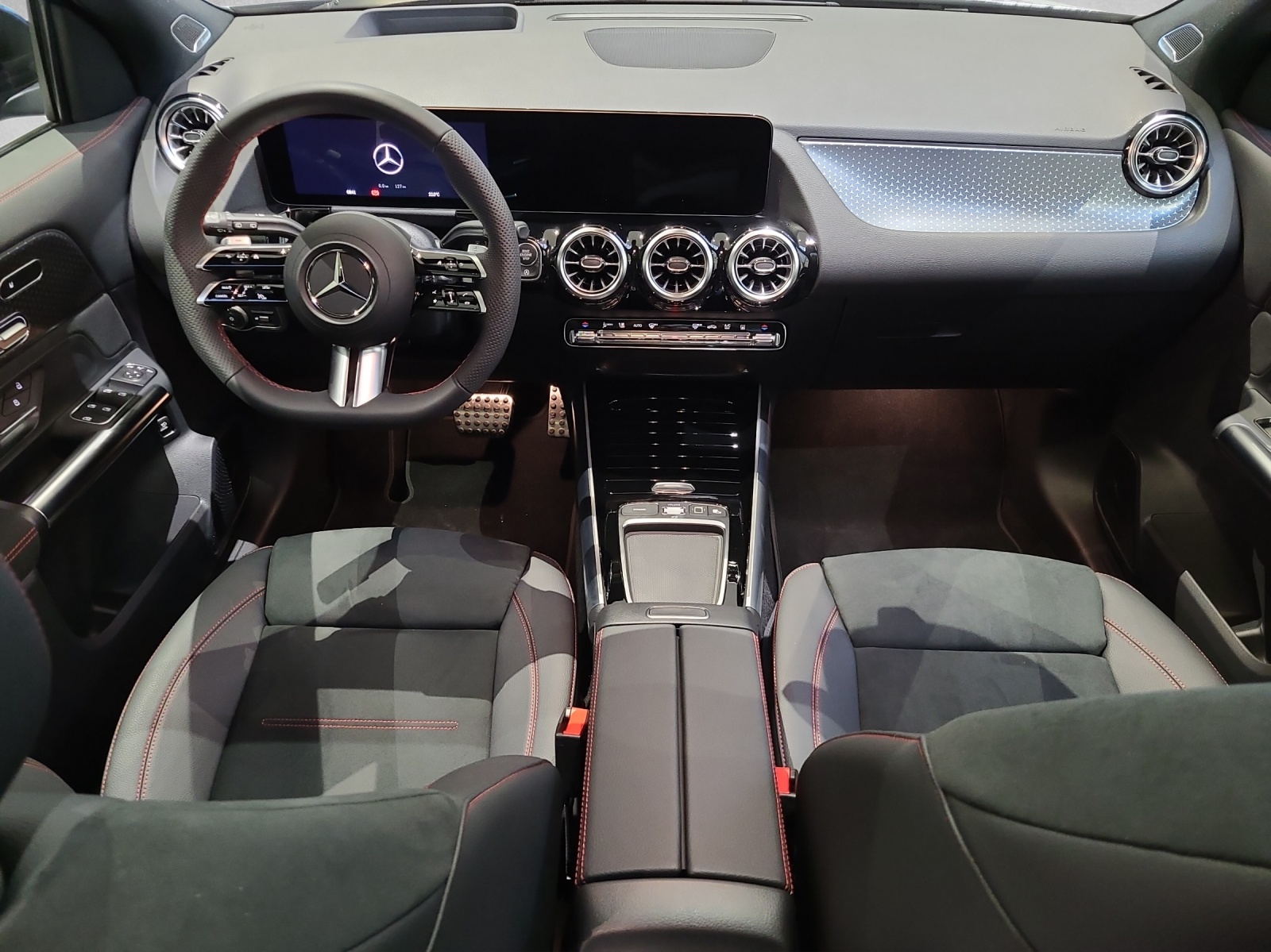 MERCEDES-BENZ GLA 250 4matic AMG Line-showroom-element-3