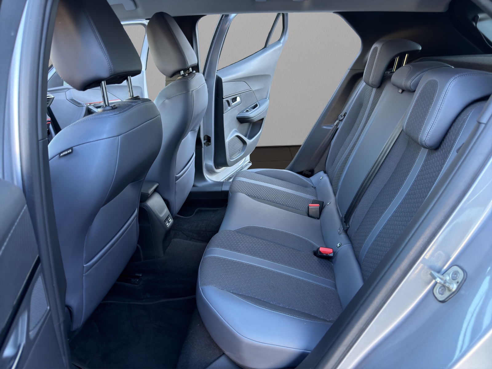 PEUGEOT 2008 1.2 PureTech Active-image-12