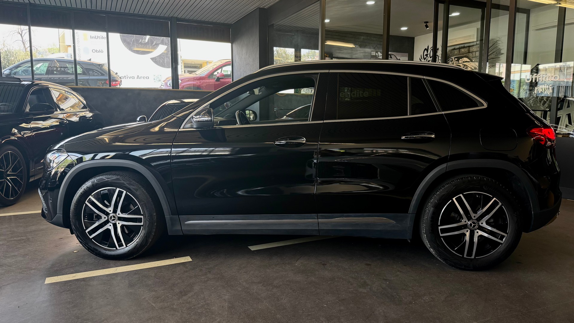 MERCEDES-BENZ GLA 200 AMG Line 7G-DCT-image-2