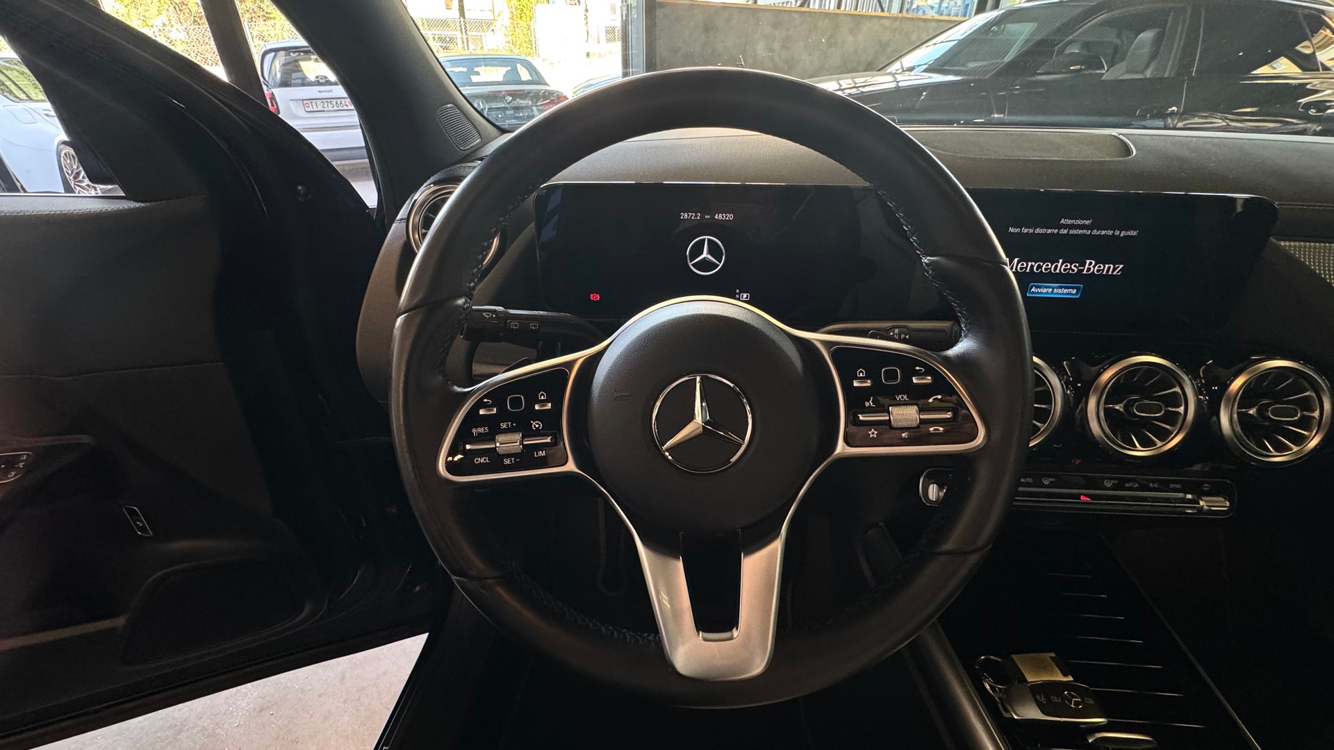 MERCEDES-BENZ GLA 200 AMG Line 7G-DCT-image-9