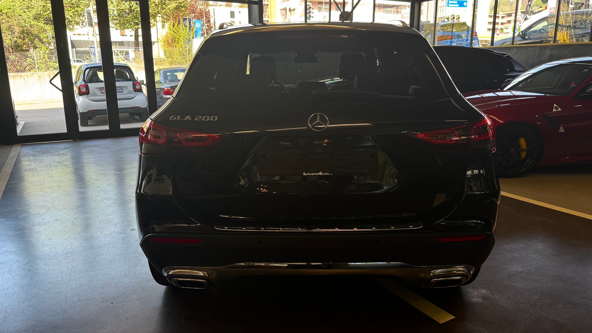 MERCEDES-BENZ GLA 200 AMG Line 7G-DCT-image-4