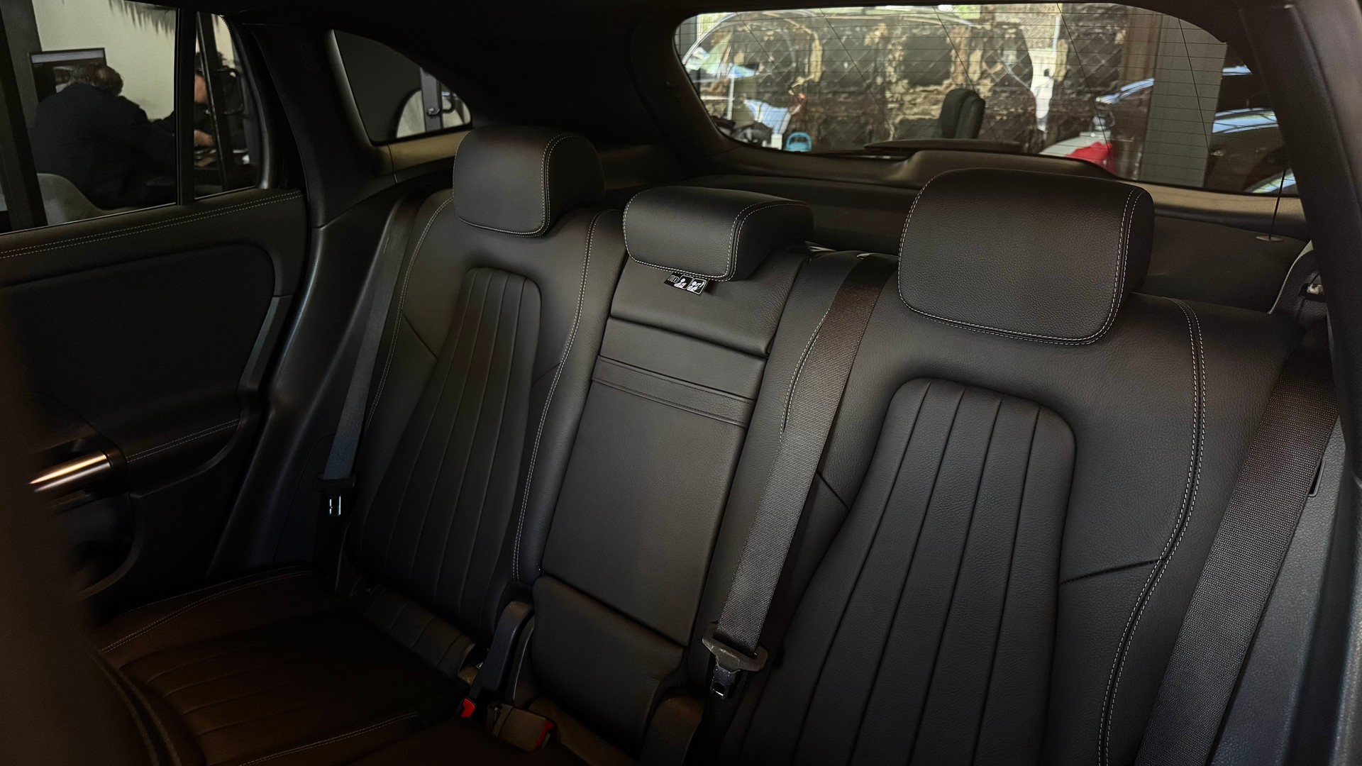 MERCEDES-BENZ GLA 200 AMG Line 7G-DCT-image-6