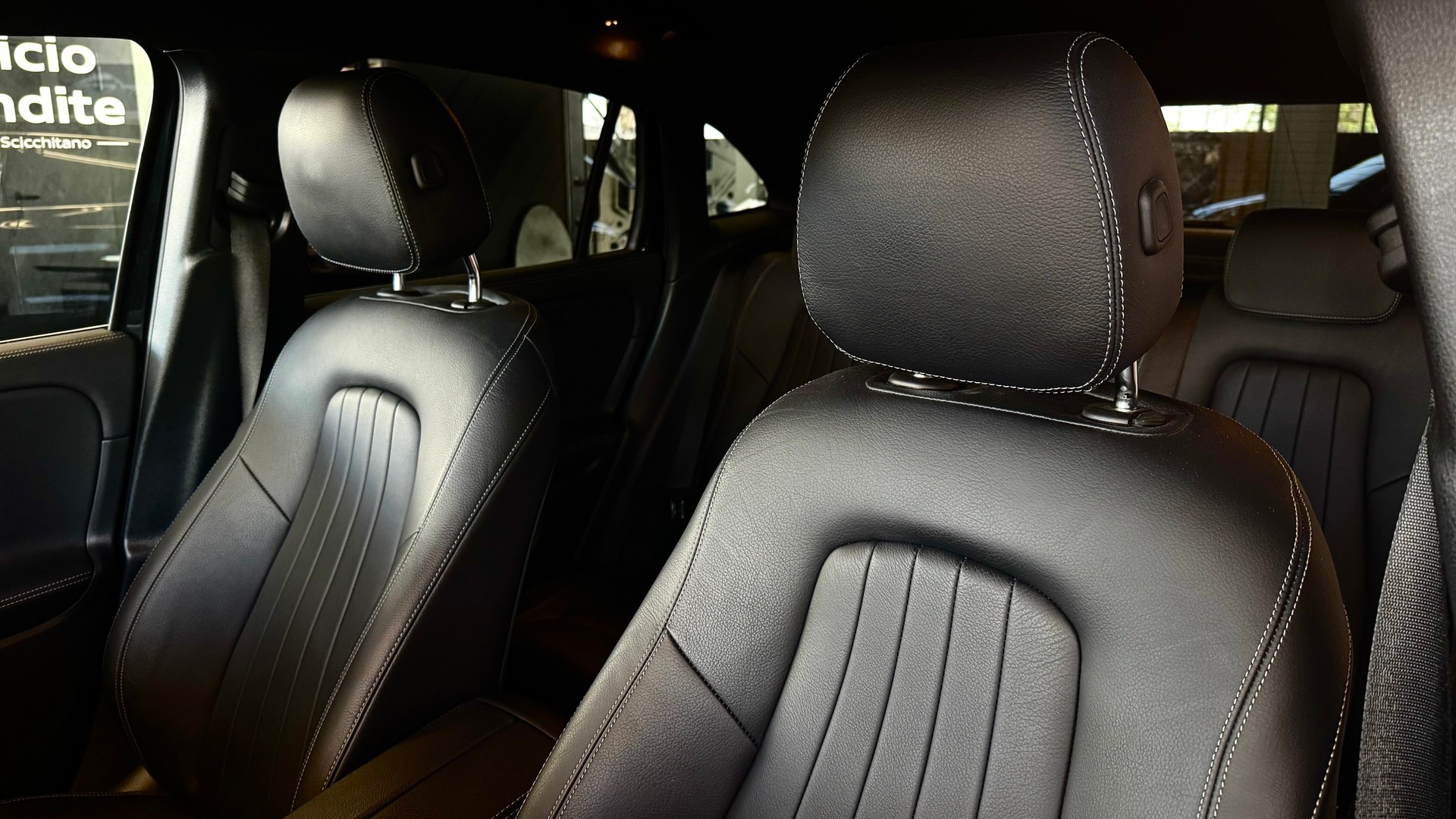 MERCEDES-BENZ GLA 200 AMG Line 7G-DCT-image-5