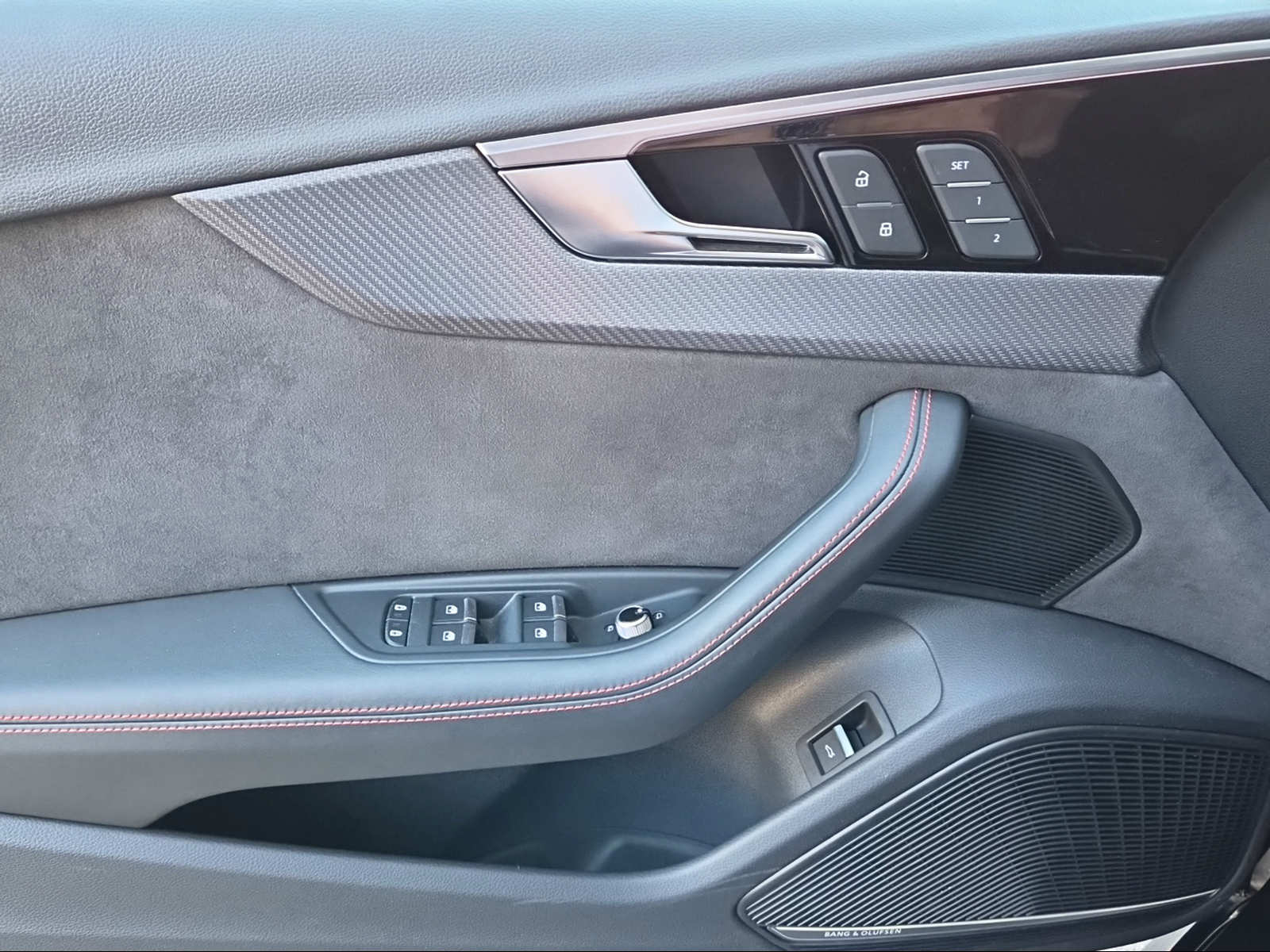 AUDI RS4 Avant quattro tiptronic Mythosschwarz Metallic-image-16