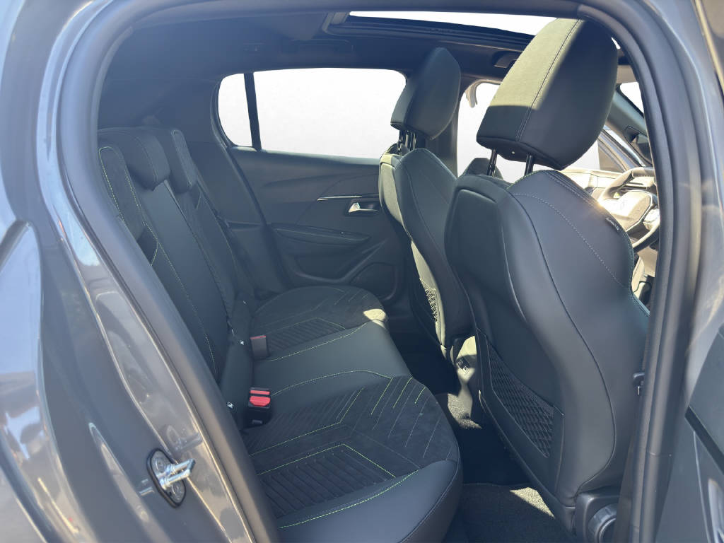 PEUGEOT 208 1.2 Hybrid 145 GT Exclusive-image-12