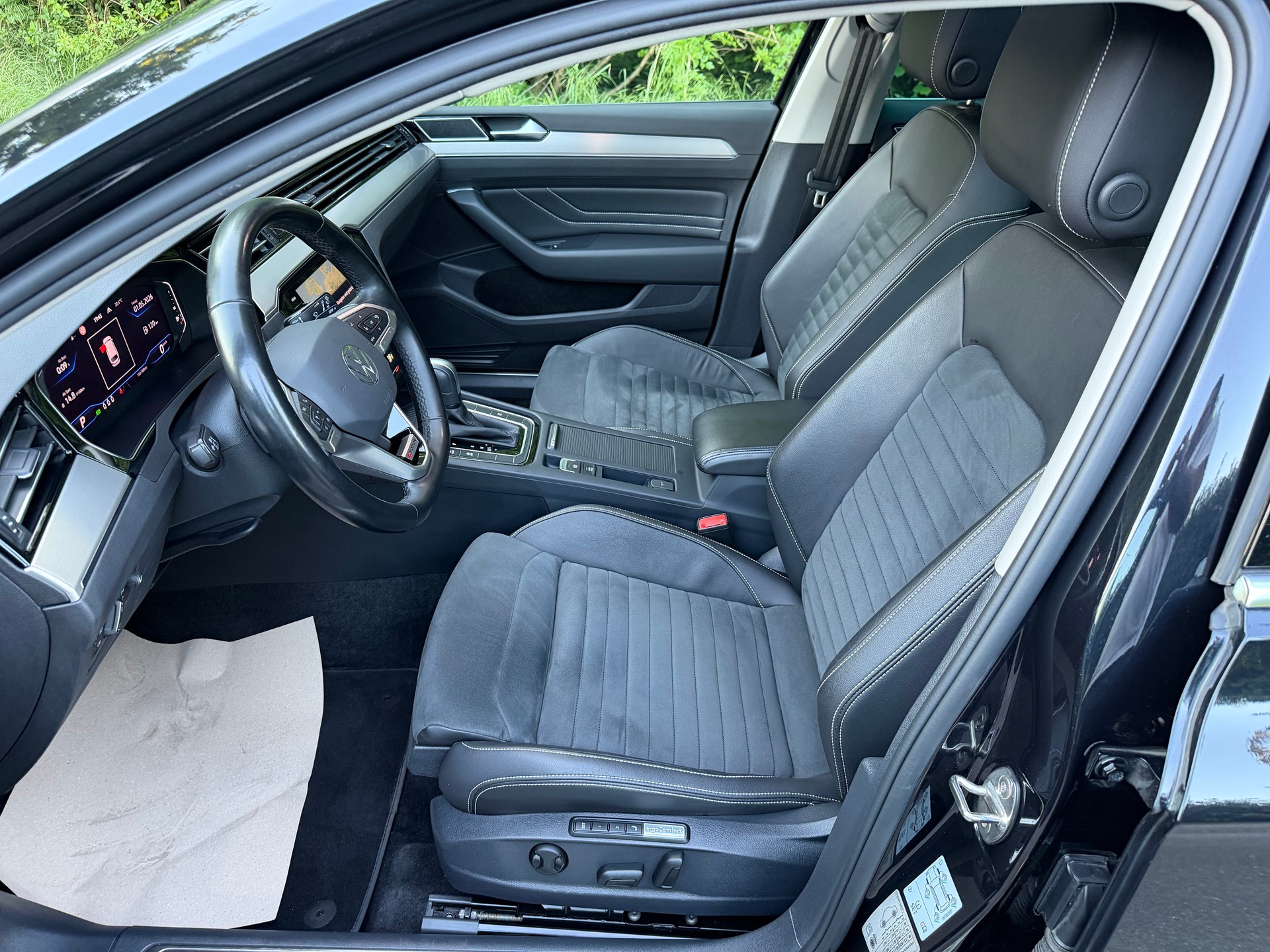 VW Passat 2.0 TDI BMT Elegance 4Motion DSG-image-8