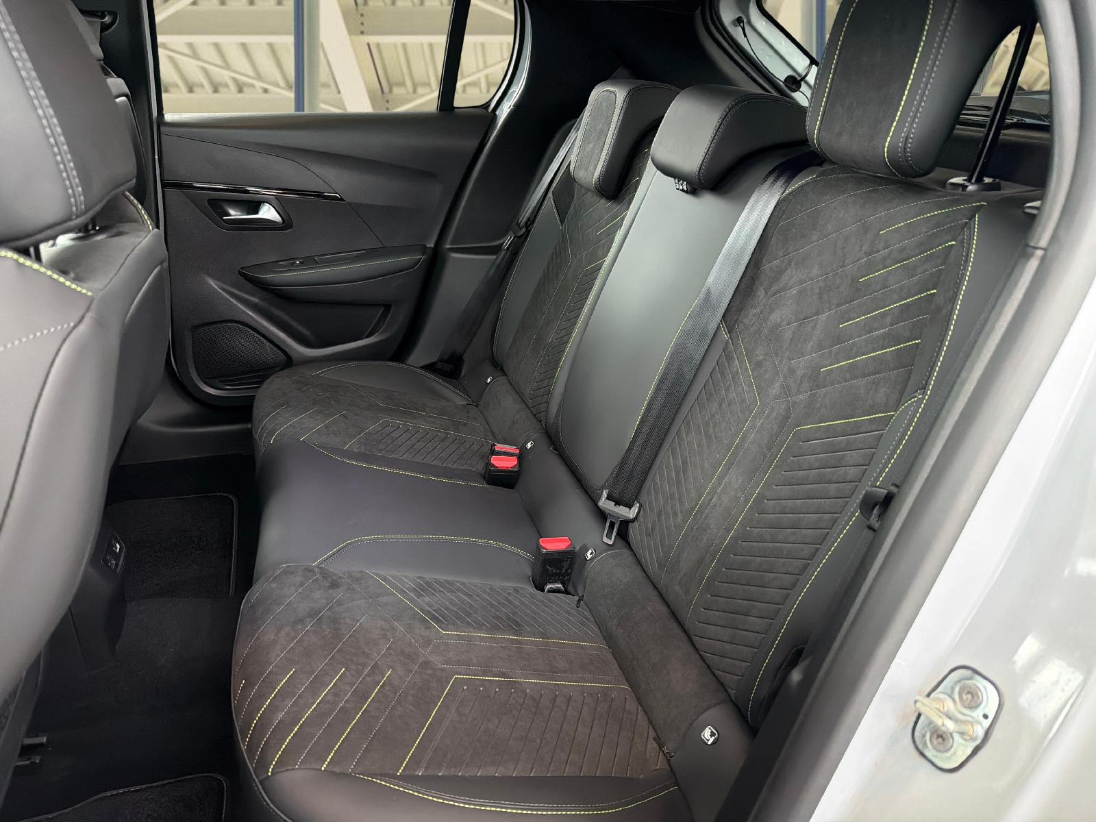 PEUGEOT 208 1.2 Hybrid 145 GT Exclusive-image-11