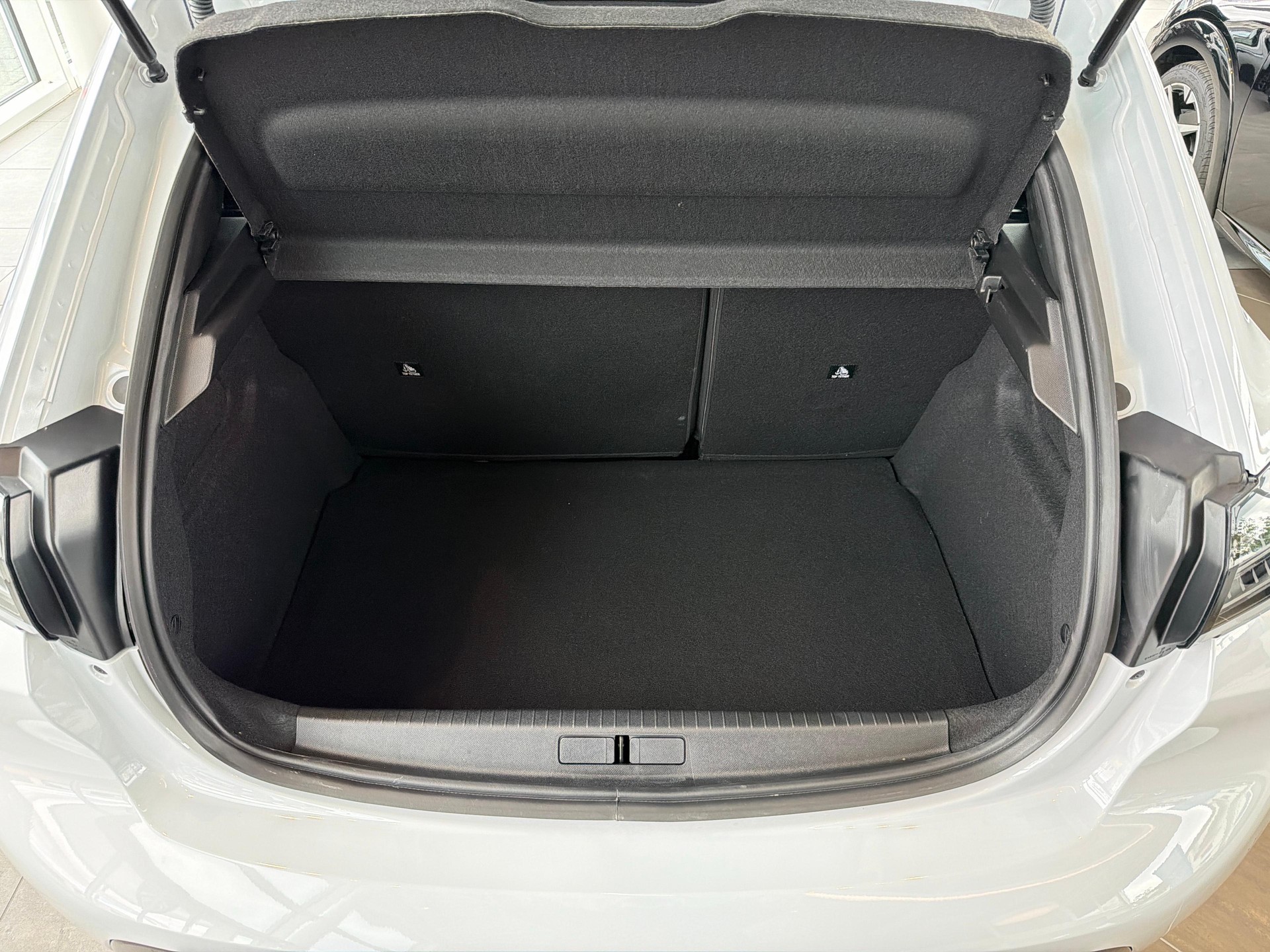 PEUGEOT 208 1.2 Hybrid 145 GT Exclusive-image-12