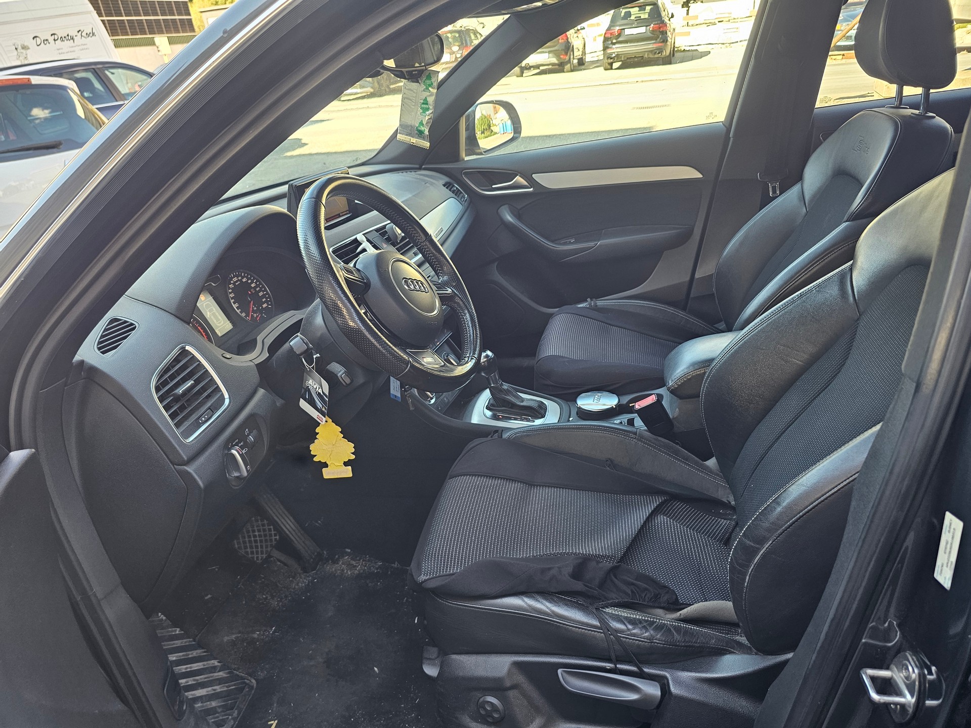 AUDI Q3 2.0 TFSI quattro S-tronic-image-10