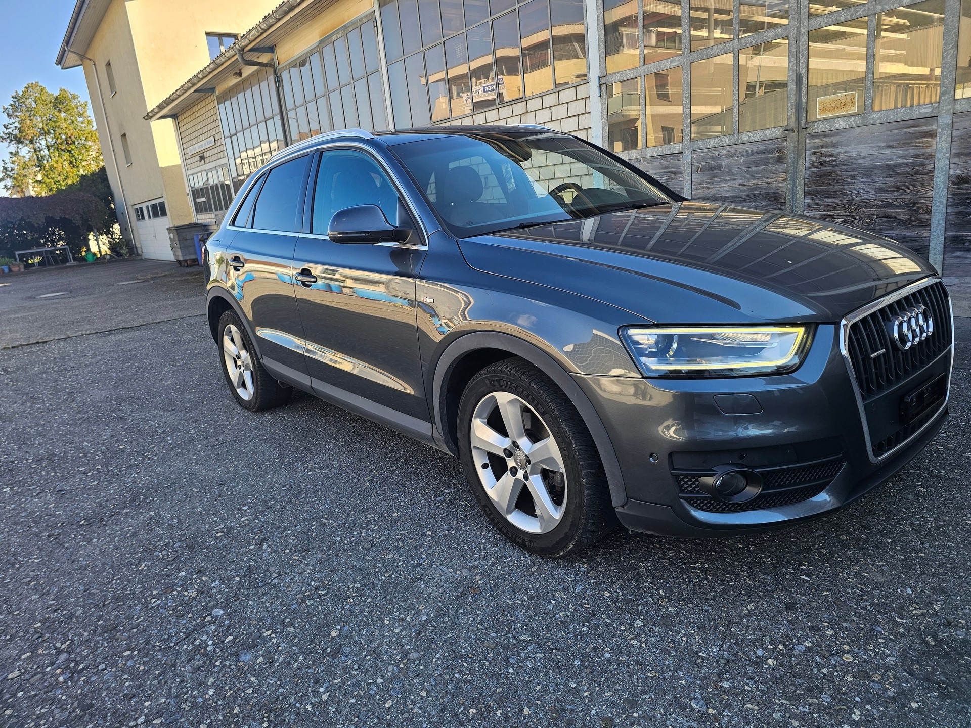 AUDI Q3 2.0 TFSI quattro S-tronic-image-1