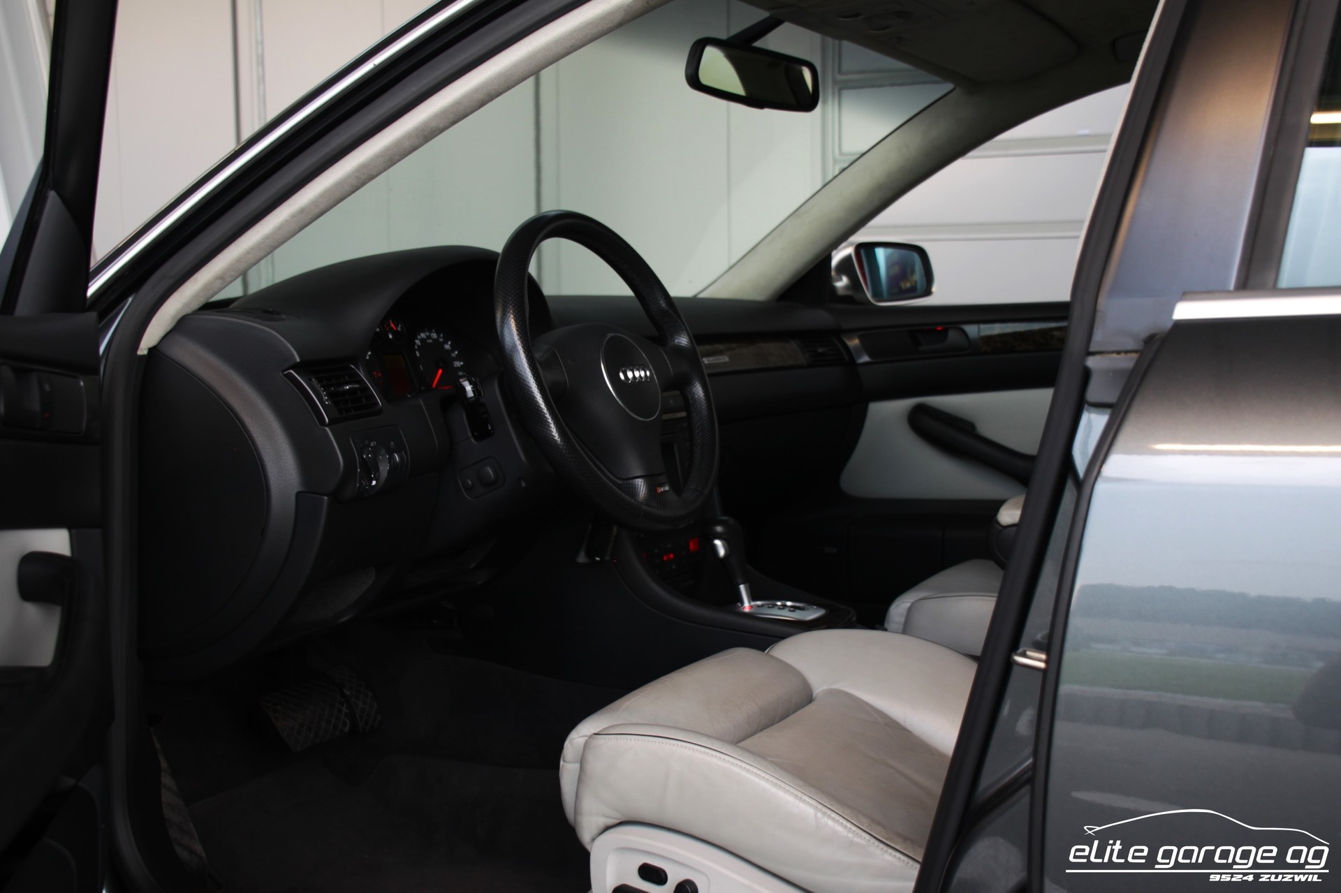 AUDI RS6 quattro tiptronic Limousine-image-12
