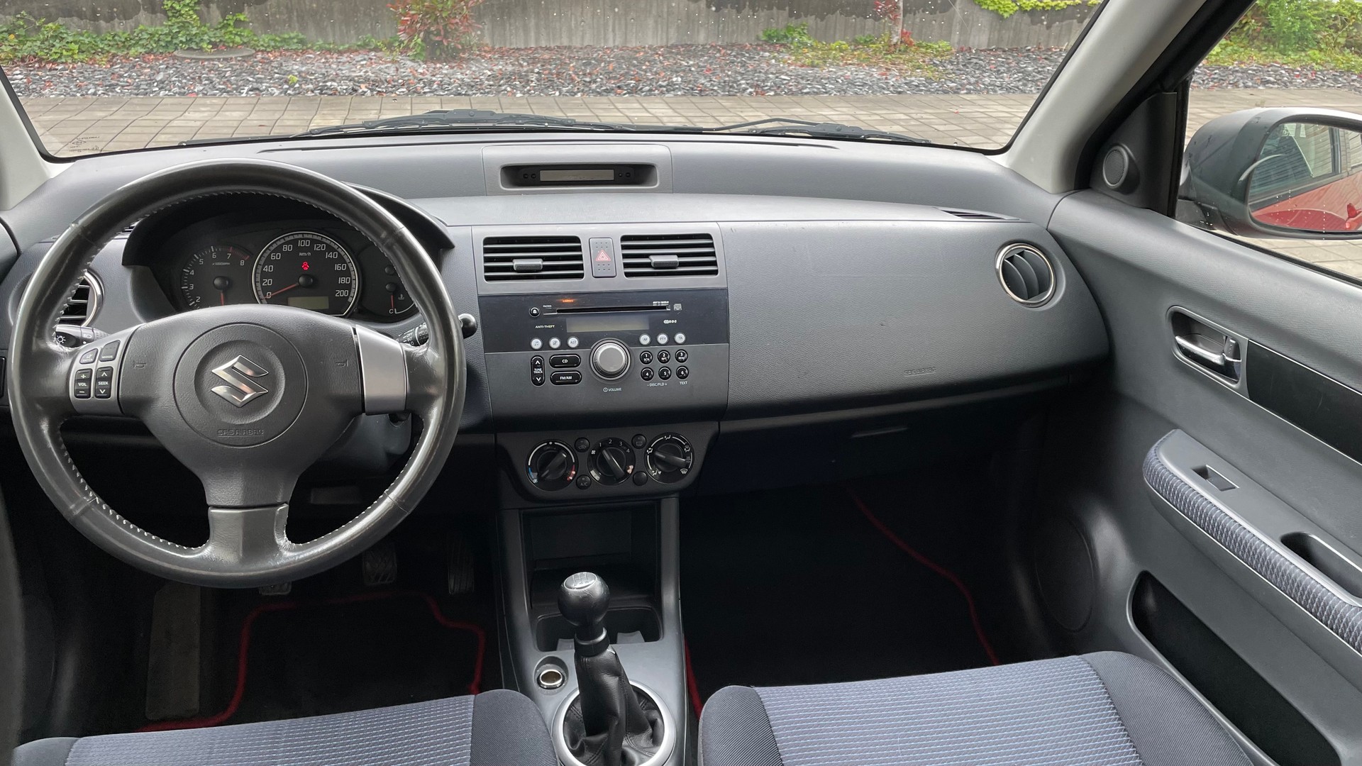 SUZUKI Swift 1.3i 16V GL 4x4-image-14