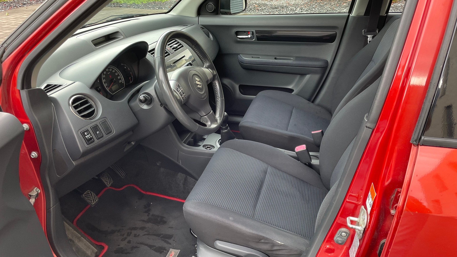 SUZUKI Swift 1.3i 16V GL 4x4-image-13