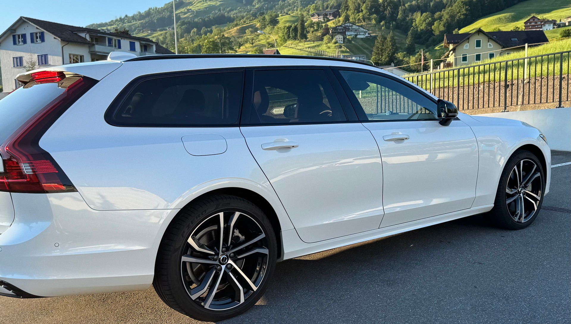 VOLVO V90 T8 eAWD Plug in Hybrid Ultimate Dark Geartronic-image-2