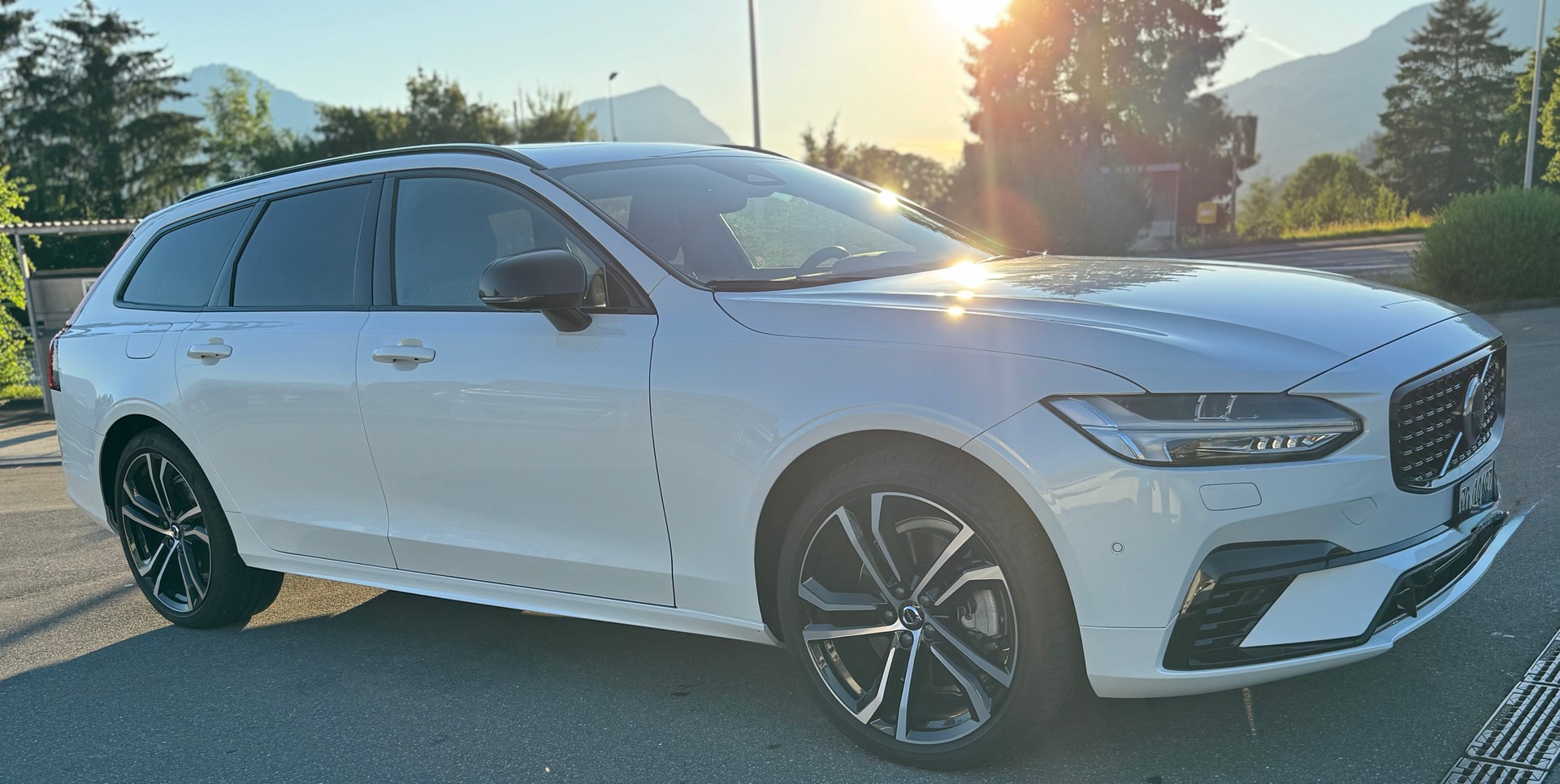 VOLVO V90 T8 eAWD Plug in Hybrid Ultimate Dark Geartronic-image-1