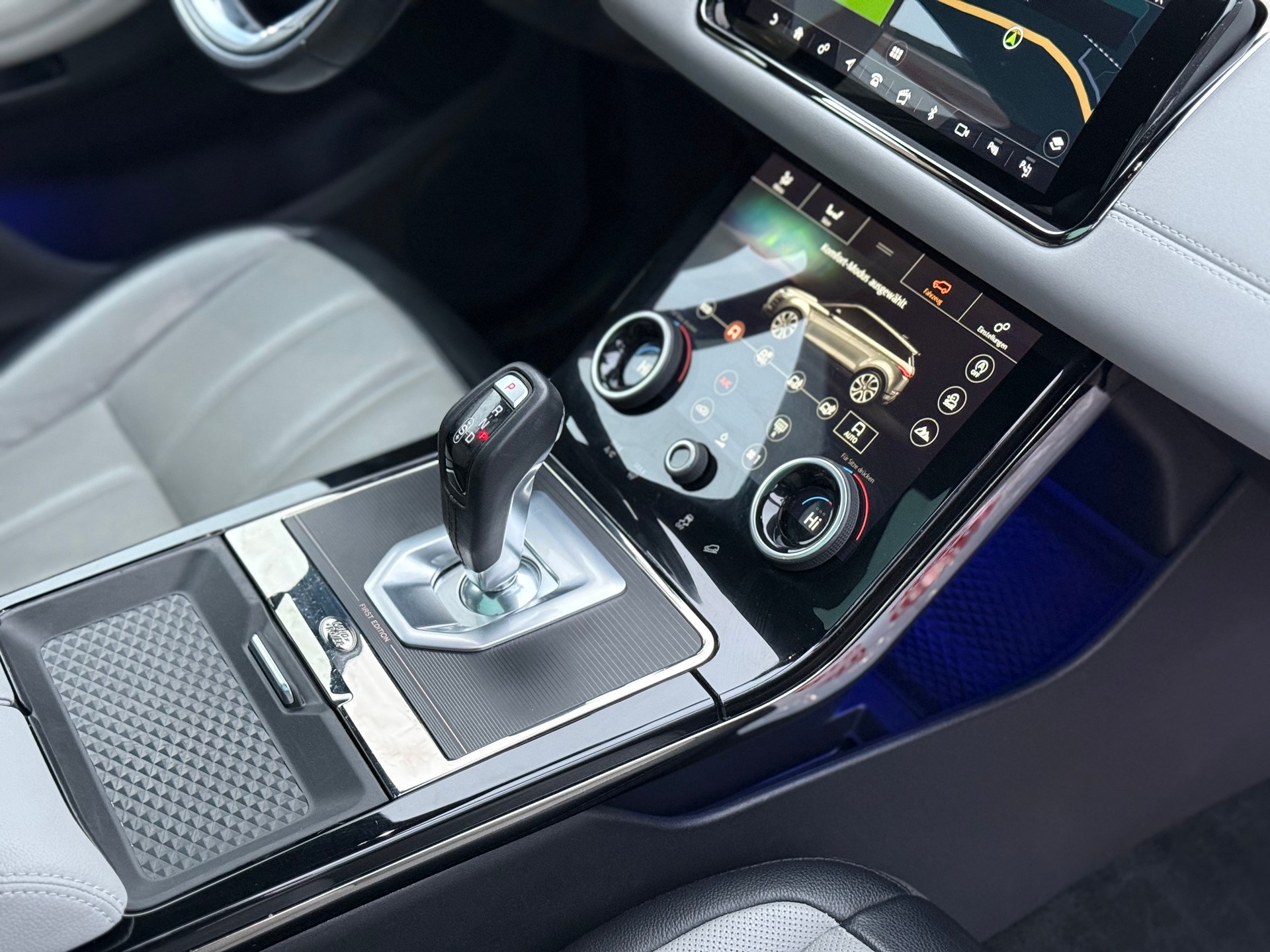 LAND ROVER Range Rover Evoque R-Dyn First Edi P 250 HSE AT9-image-17