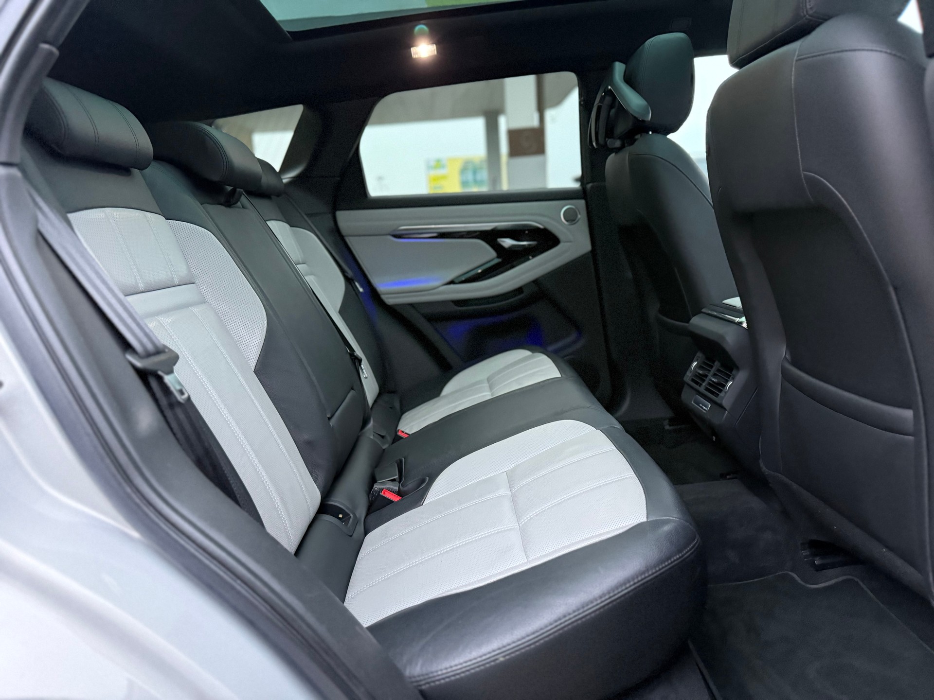 LAND ROVER Range Rover Evoque R-Dyn First Edi P 250 HSE AT9-image-11