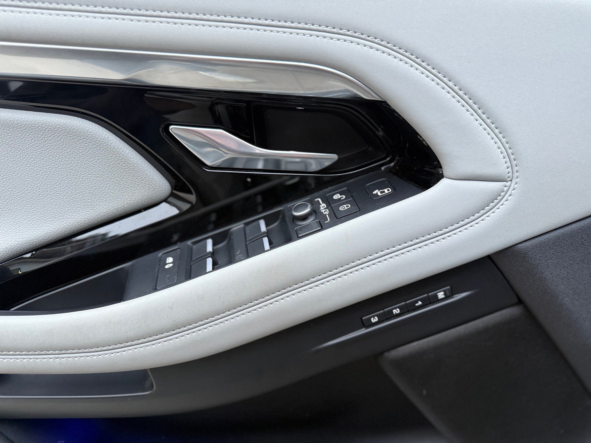 LAND ROVER Range Rover Evoque R-Dyn First Edi P 250 HSE AT9-image-21