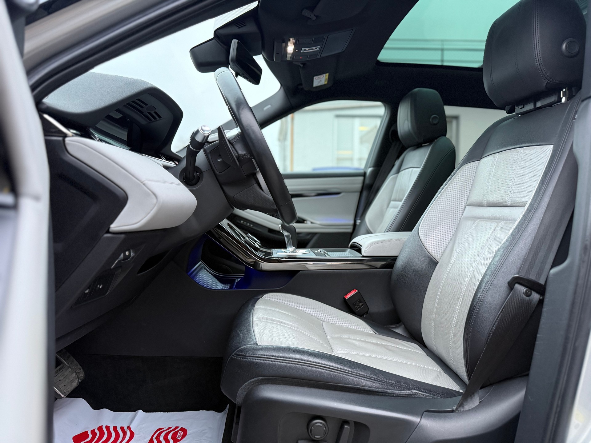 LAND ROVER Range Rover Evoque R-Dyn First Edi P 250 HSE AT9-image-8