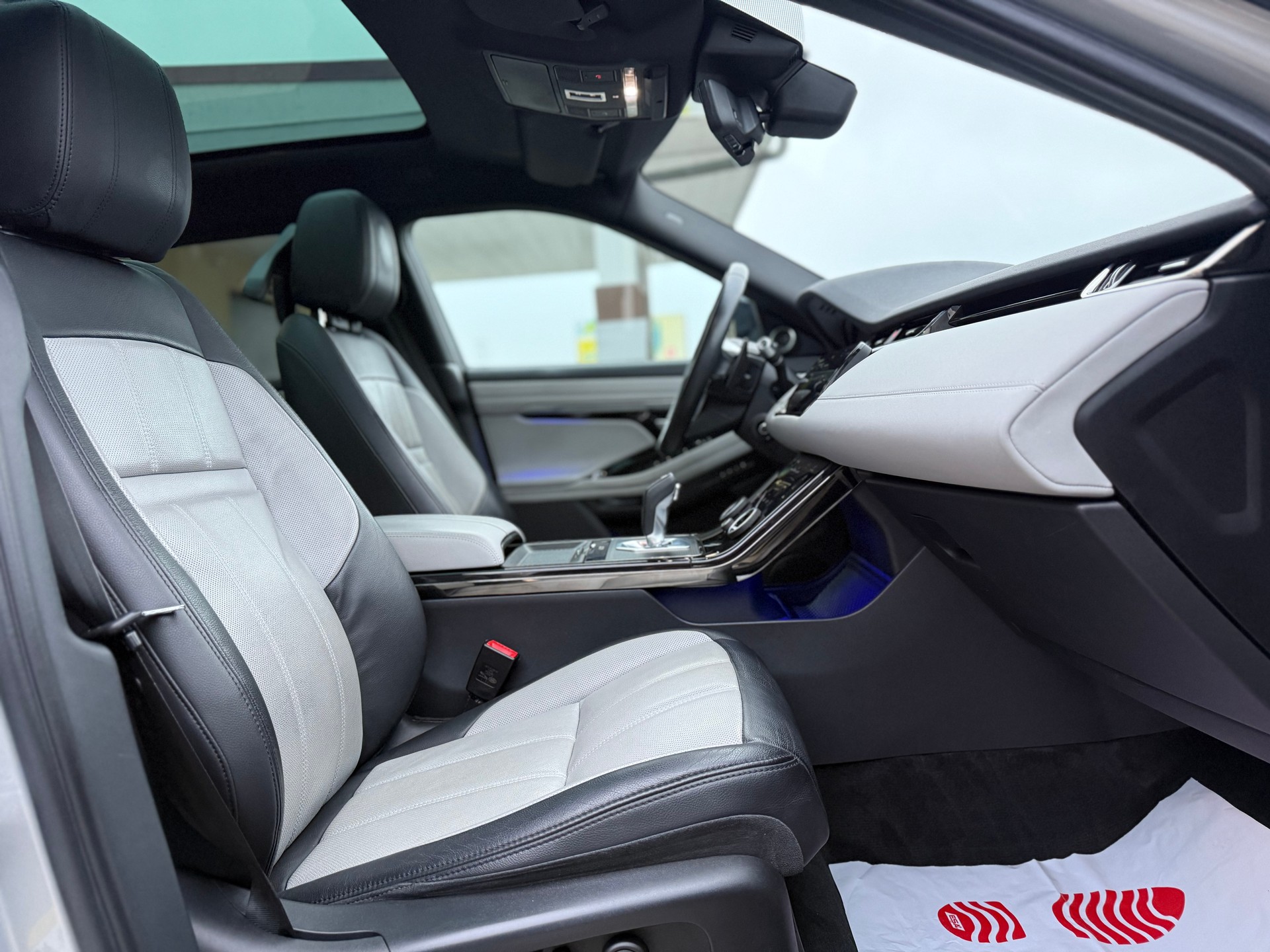 LAND ROVER Range Rover Evoque R-Dyn First Edi P 250 HSE AT9-image-12