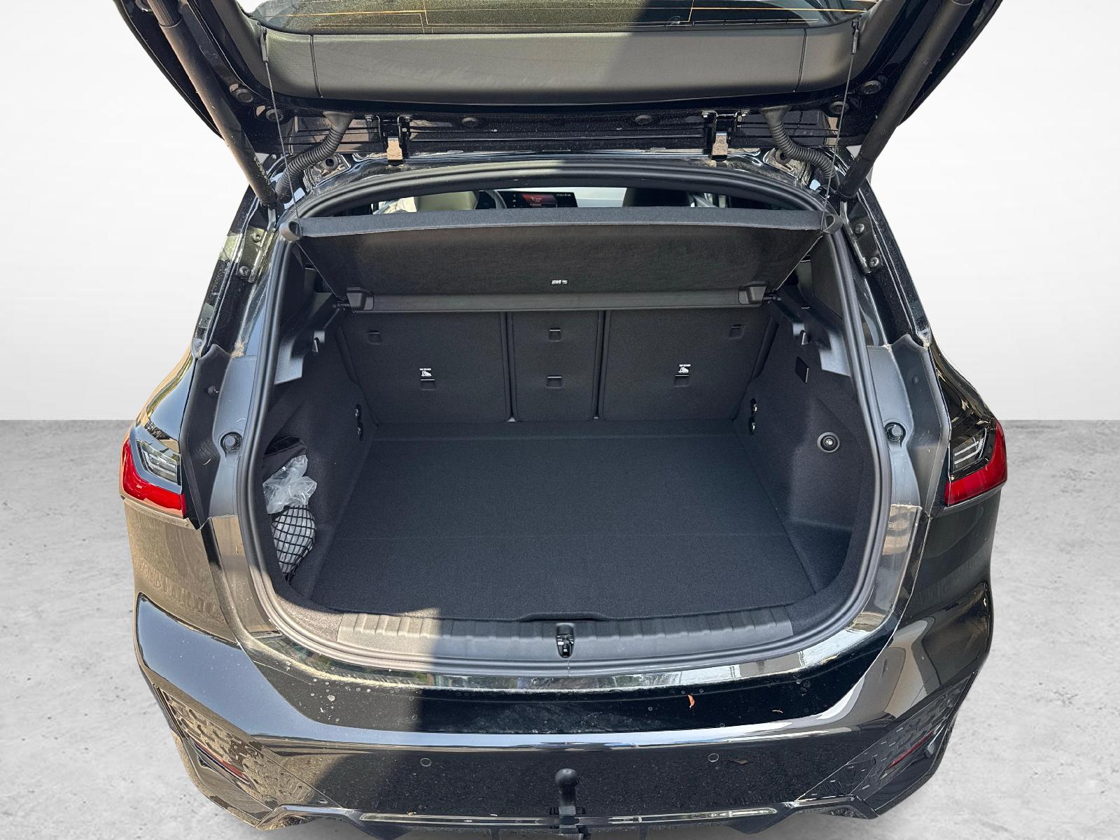 BMW 230e xDrive Active Tourer-image-11